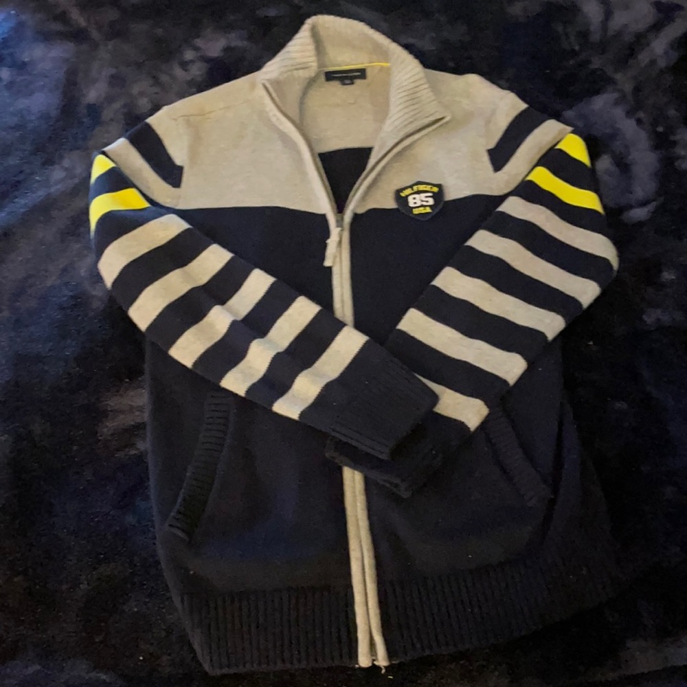 Men’s vintage Tommy Hilfiger Zip-Up Cardigan sweater!  I’m a medium/snug fit